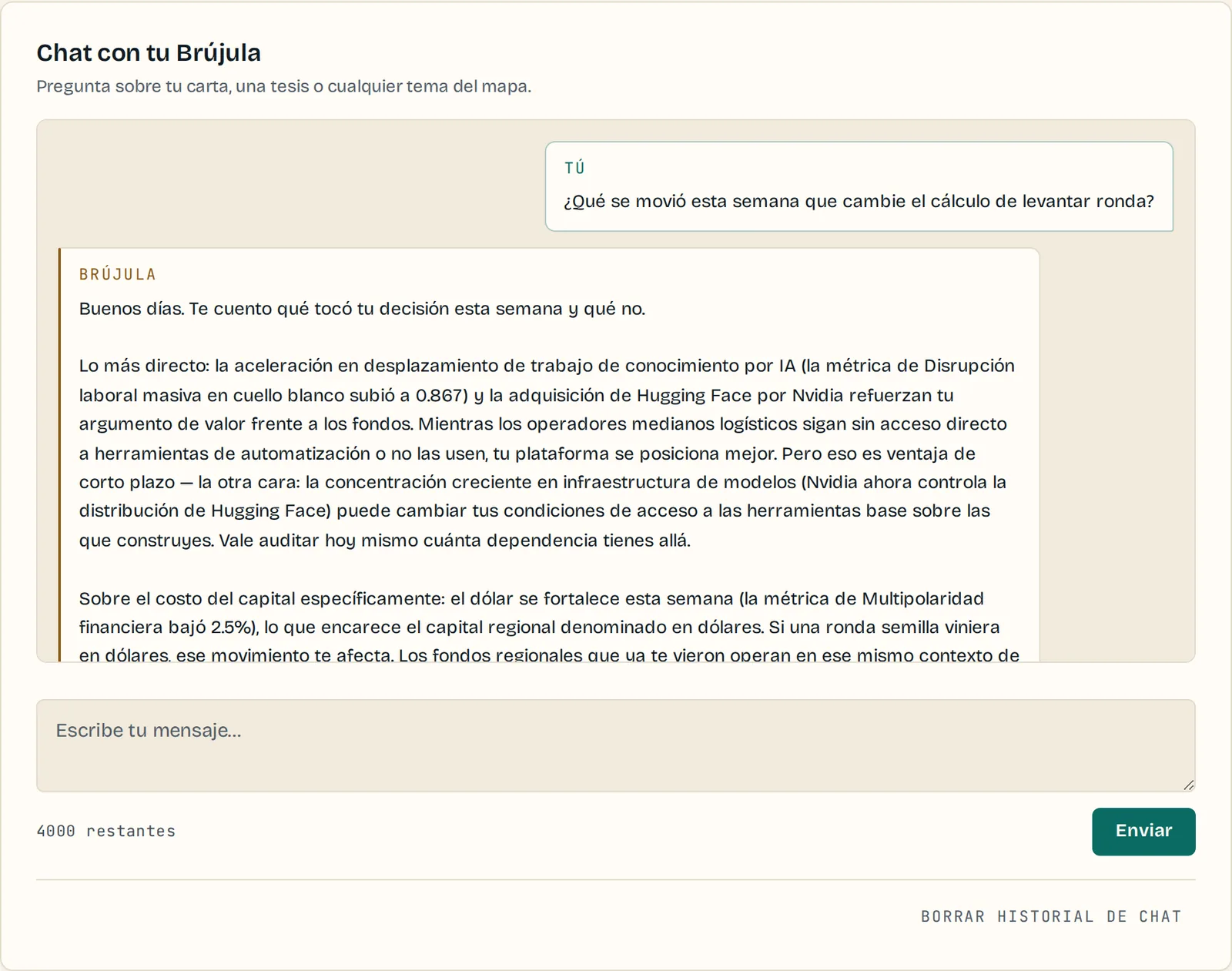 El chat del dashboard: una pregunta sobre la semana y la respuesta del agente anclada en el modelo.